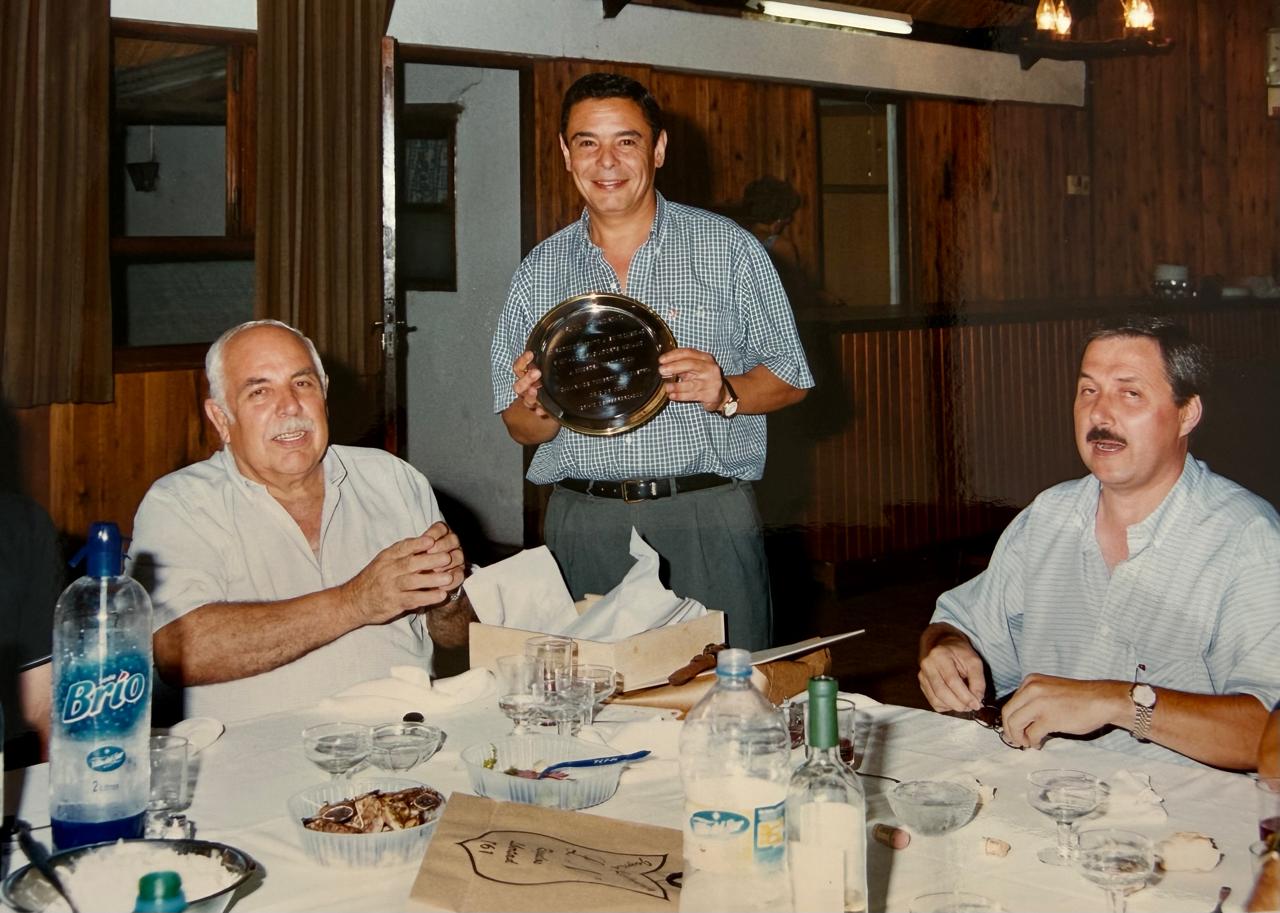 Entrega de reconocimiento en cena institucional