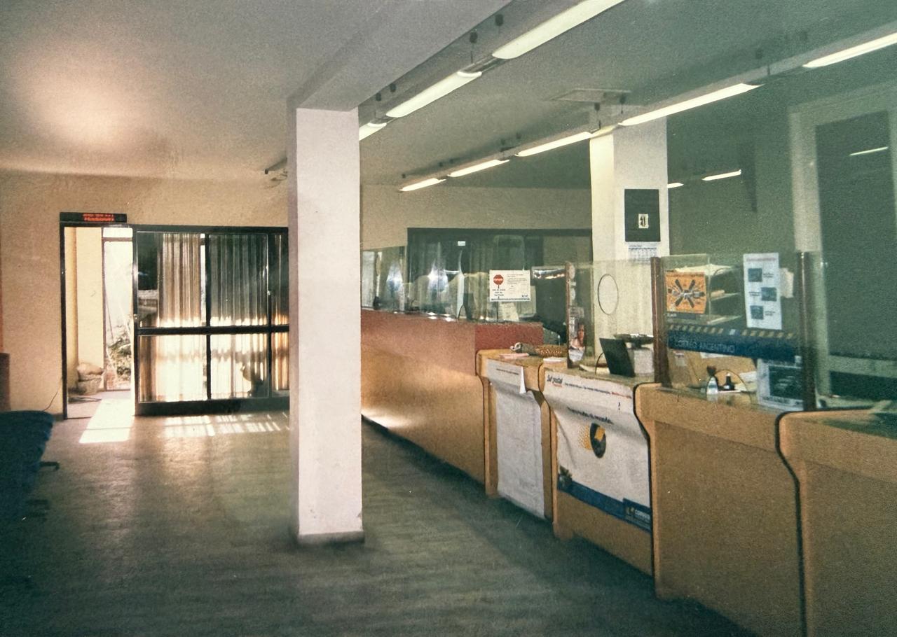 Interior de la sede — línea de cajas